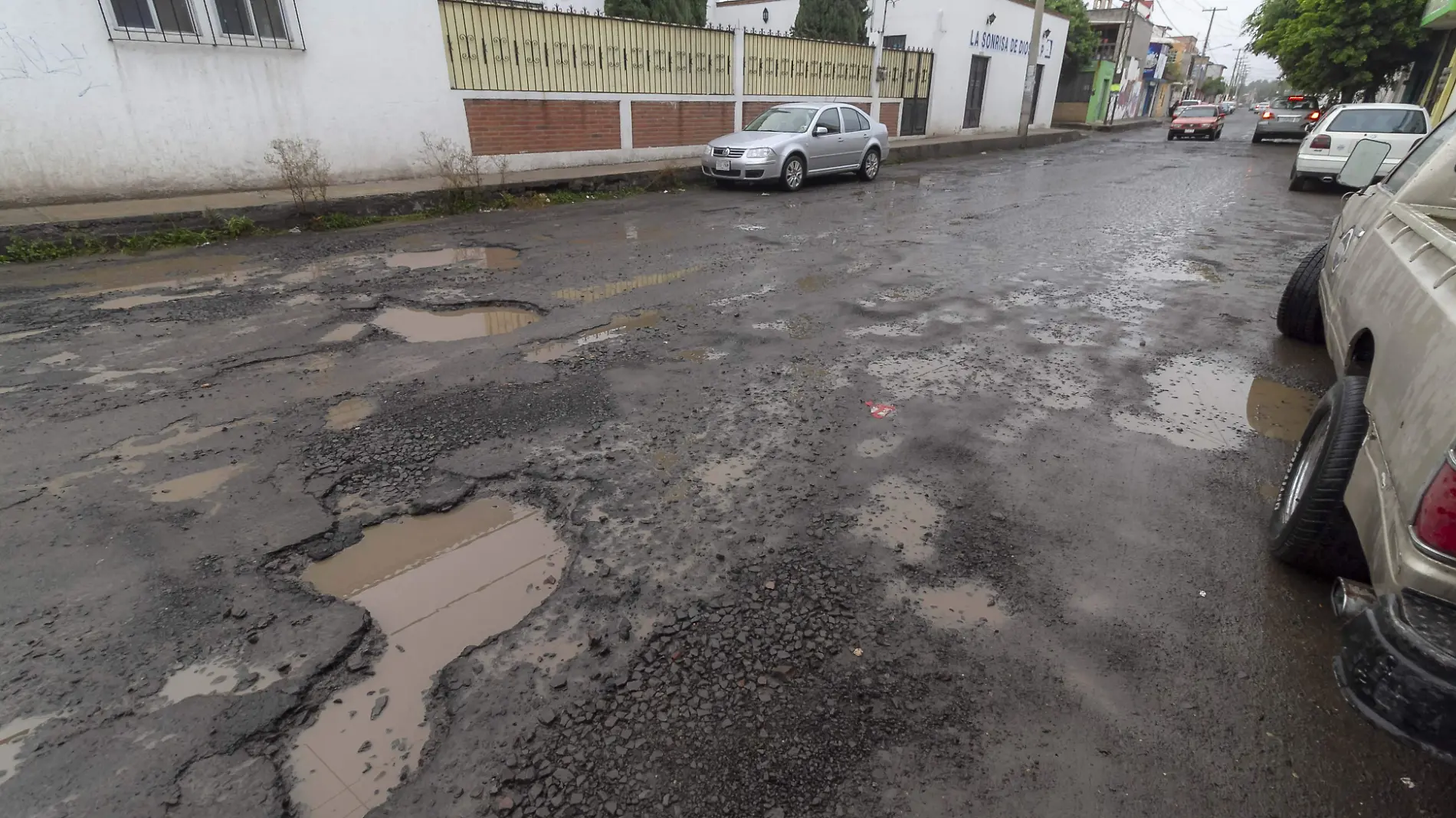 Vecinos de Álvaro Obregón en San Isidro piden que se reparen los baches.